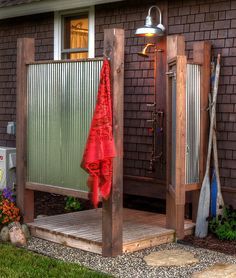 15 Elegantes diseños de duchas al aire libre para tu patio