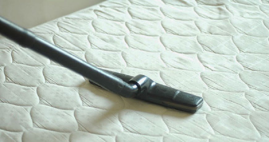 Verwenden Sie Backpulver, um Ihr Bett zu reinigen
