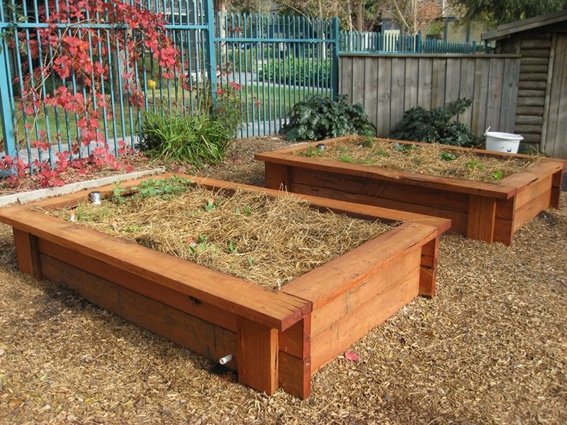 Cama de Jardín Elevada con Bancos