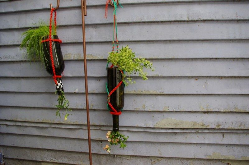 Formas Ingeniosas para Cambiar el Propósito de las Botellas de Vino