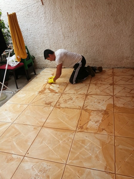 Aprende a revestir un piso exterior con piedra multicolor