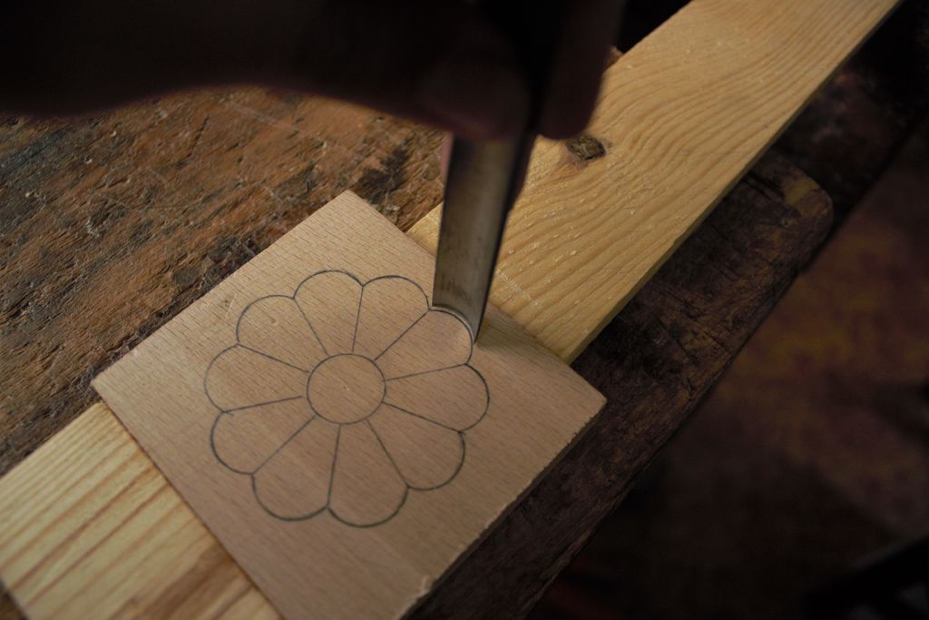Great Tutorial to Carve a Flower in Wood
