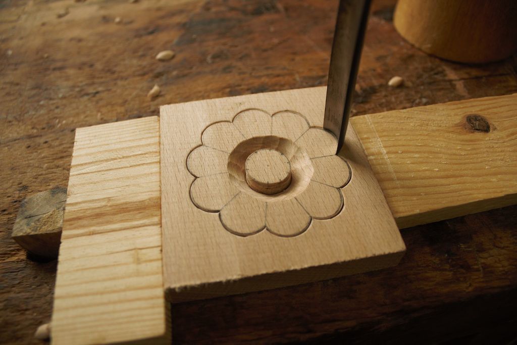 Great Tutorial to Carve a Flower in Wood