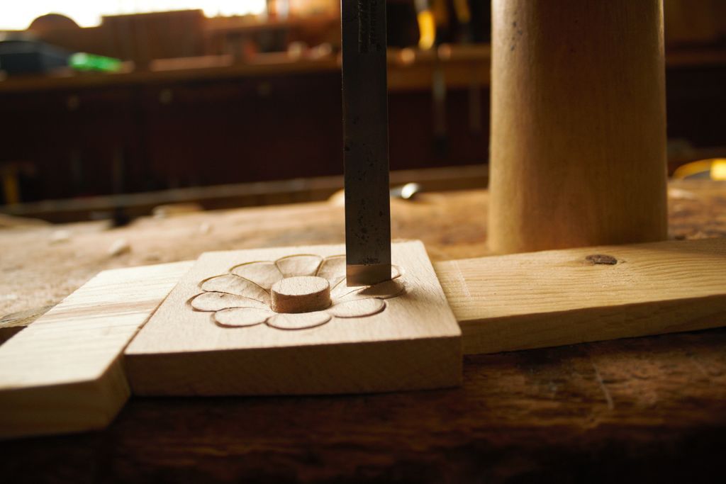 Great Tutorial to Carve a Flower in Wood