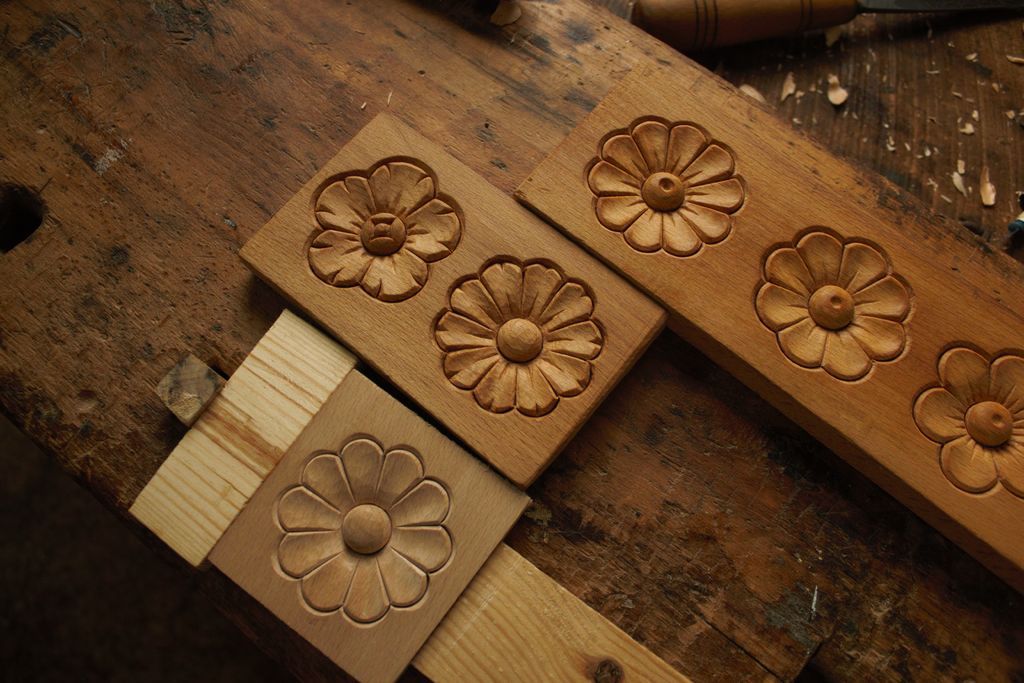Great Tutorial to Carve a Flower in Wood