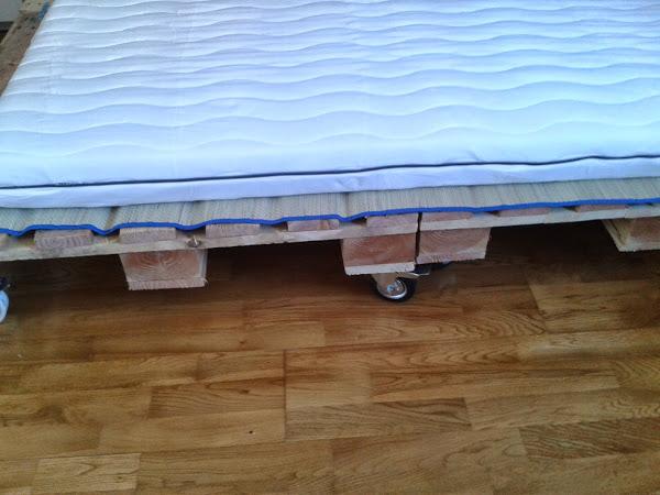 Elabora una cama de palets con ruedas integradas