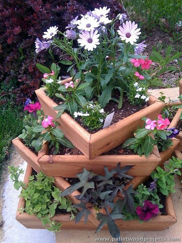 Maceteros inteligentes con madera para cultivar muchas plantas en tu jardín