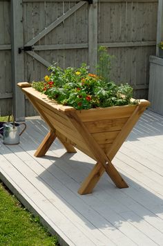 Maceteros inteligentes con madera para cultivar muchas plantas en tu jardín