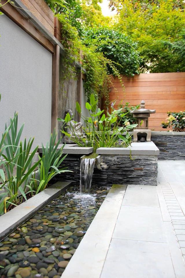 Disfruta la belleza de estas fuentes y estanques para implementar en tu jardín