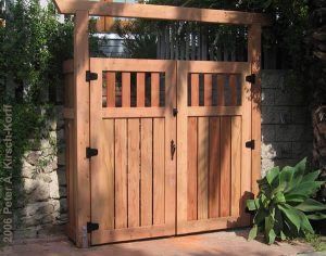 Utiliza portones de madera para mejorar los exteriores de tu hogar