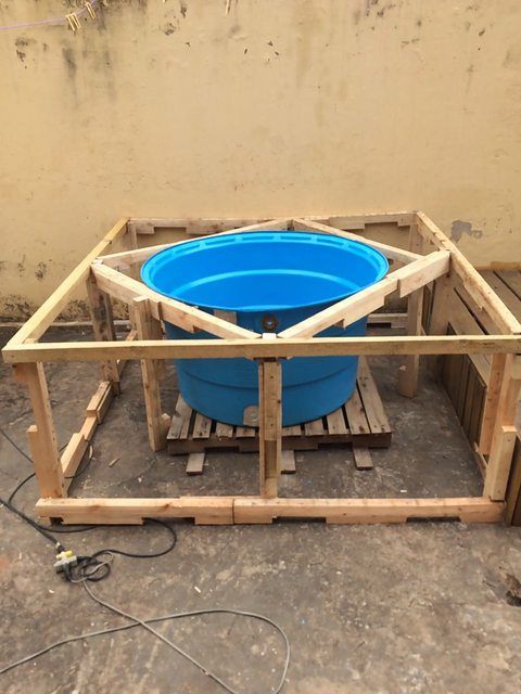 Como elaborar una piscina casera con un recipiente de agua y pallets