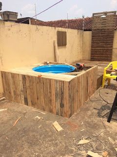 Como elaborar una piscina casera con un recipiente de agua y pallets