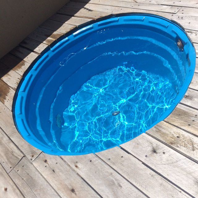 Como elaborar una piscina casera con un recipiente de agua y pallets