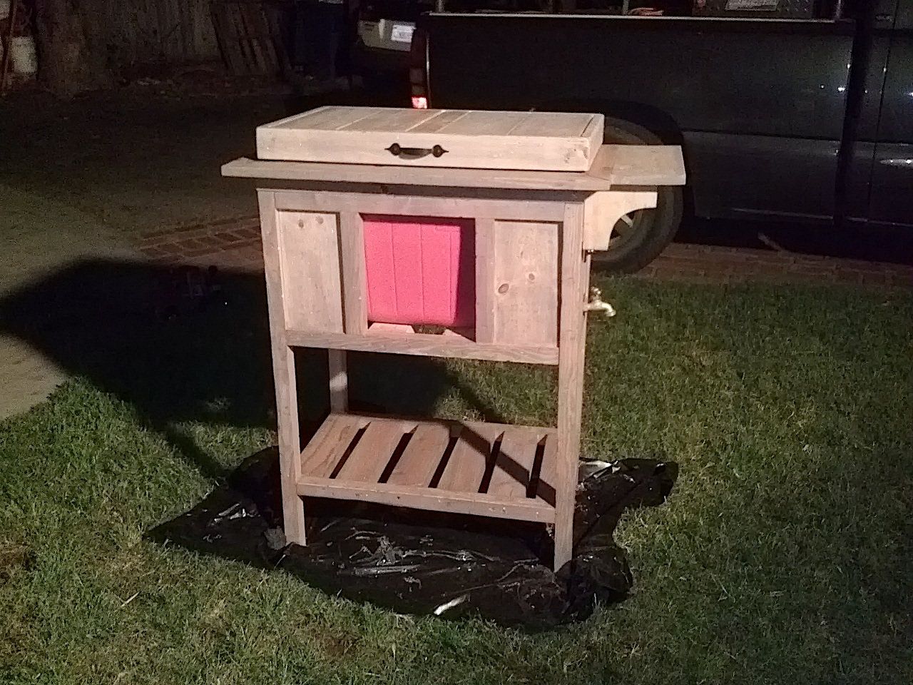 Increíble Soporte de Madera para una Nevera de Bebidas