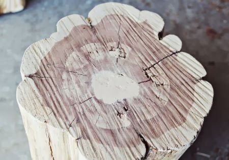Construye tu propia mesa de noche hecha con troncos de madera
