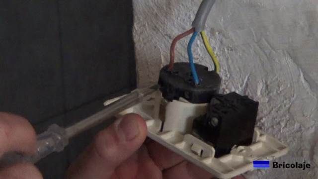 Como instalar un enchufe con interruptor