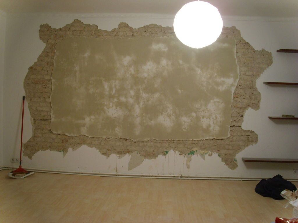 Adapting a Wall into a Giant Screen to Have a Home Theater