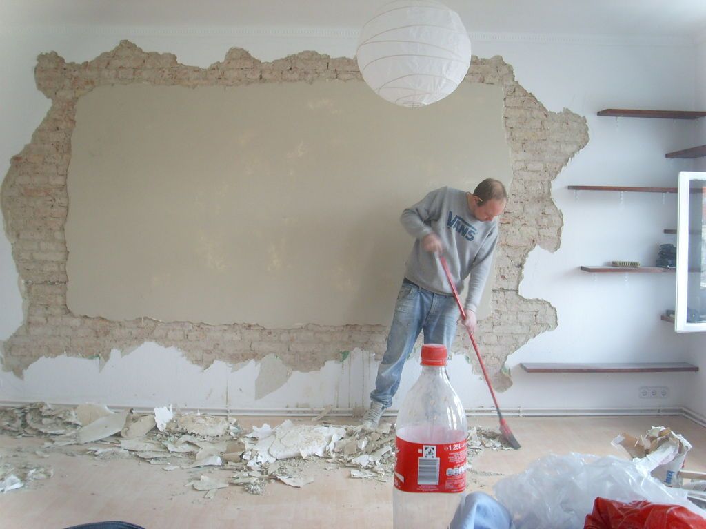 Adapting a Wall into a Giant Screen to Have a Home Theater
