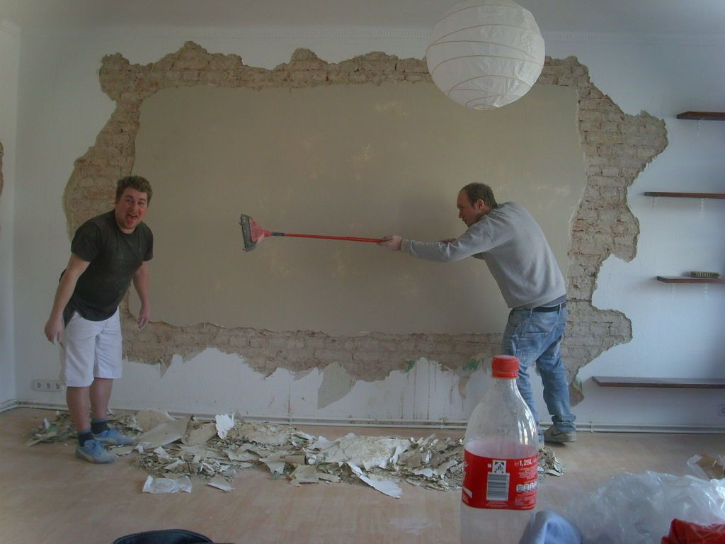 Adapting a Wall into a Giant Screen to Have a Home Theater