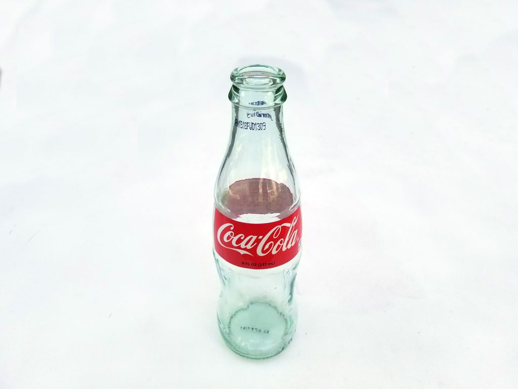 Flecha a Través de una Botella de Coca-Cola; Tres Variaciones