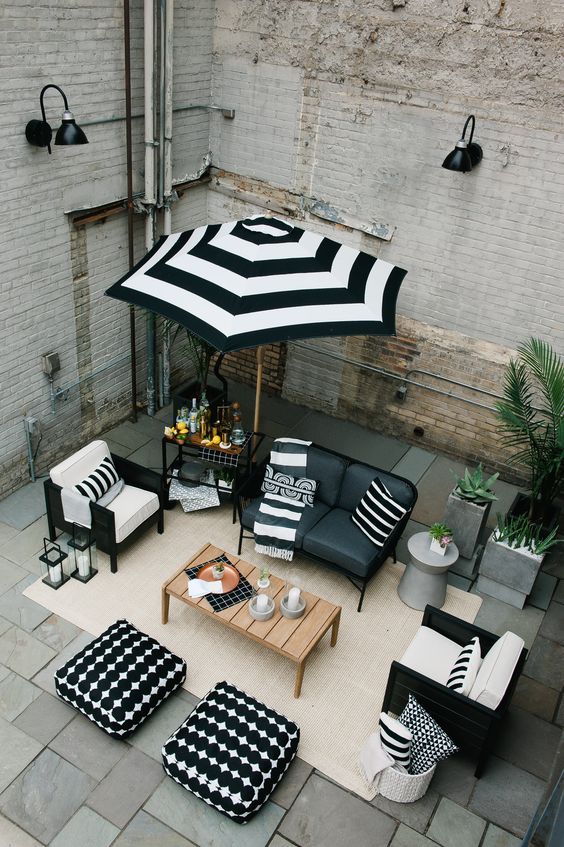 Enjoy your Garden or Backyard without Fear of the Sun: Ombrelones and Awnings