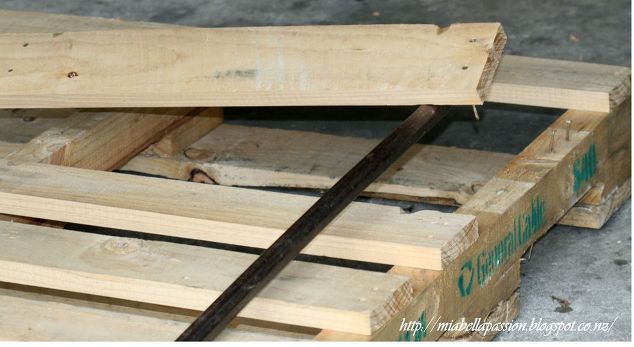How can you make furniture for your garden with a pallet