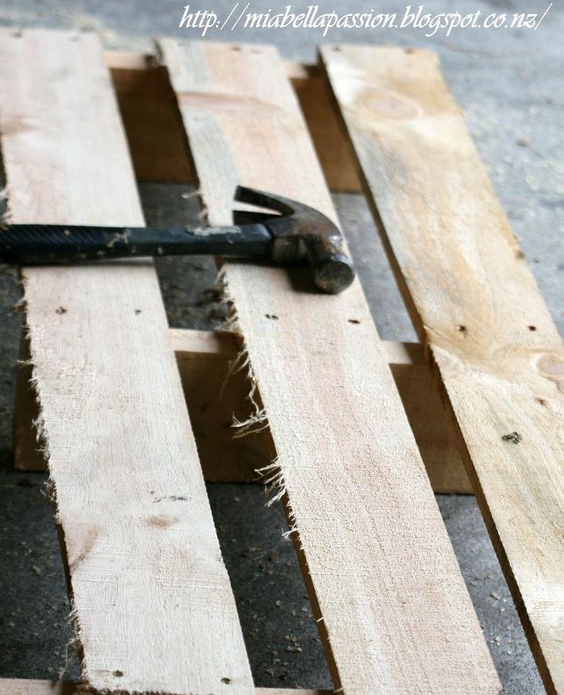 How can you make furniture for your garden with a pallet