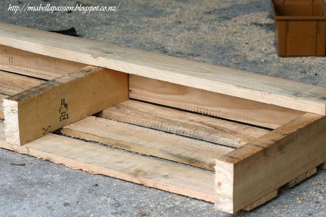 How can you make furniture for your garden with a pallet