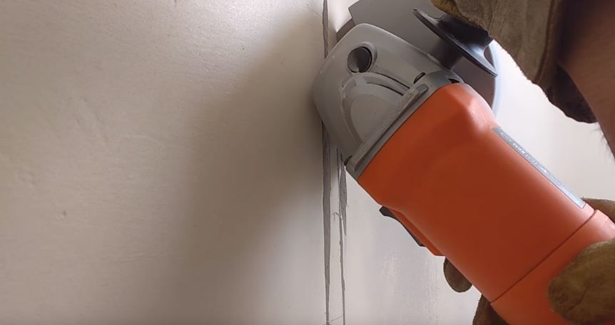 Learn how to hide the TV wiring easily