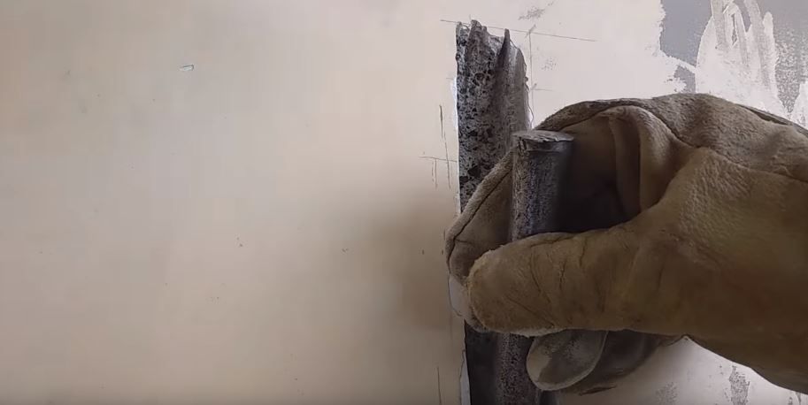 Learn how to hide the TV wiring easily