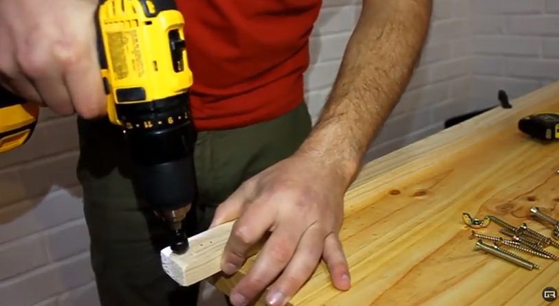 Fabrica un tendedero de ropa plegable con pocas herramientas