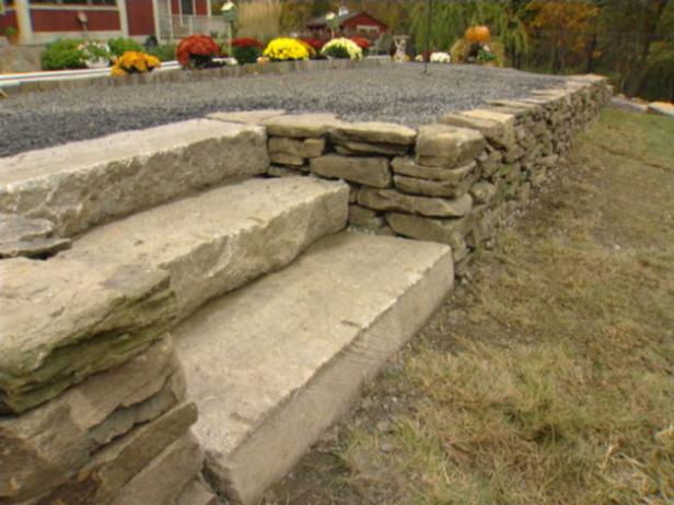 Instalación de muro de piedra natural para renovar tu jardín