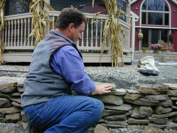 Instalación de muro de piedra natural para renovar tu jardín