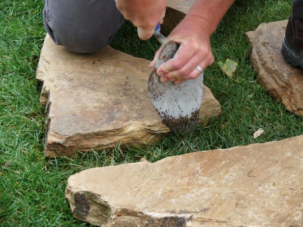 Construye un económico camino de piedra para tu jardín