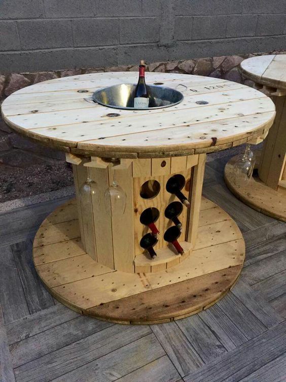 Muebles hechos con bobinas de madera reciclada para decorar el hogar