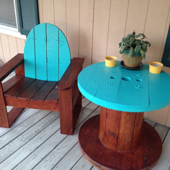 Muebles hechos con bobinas de madera reciclada para decorar el hogar