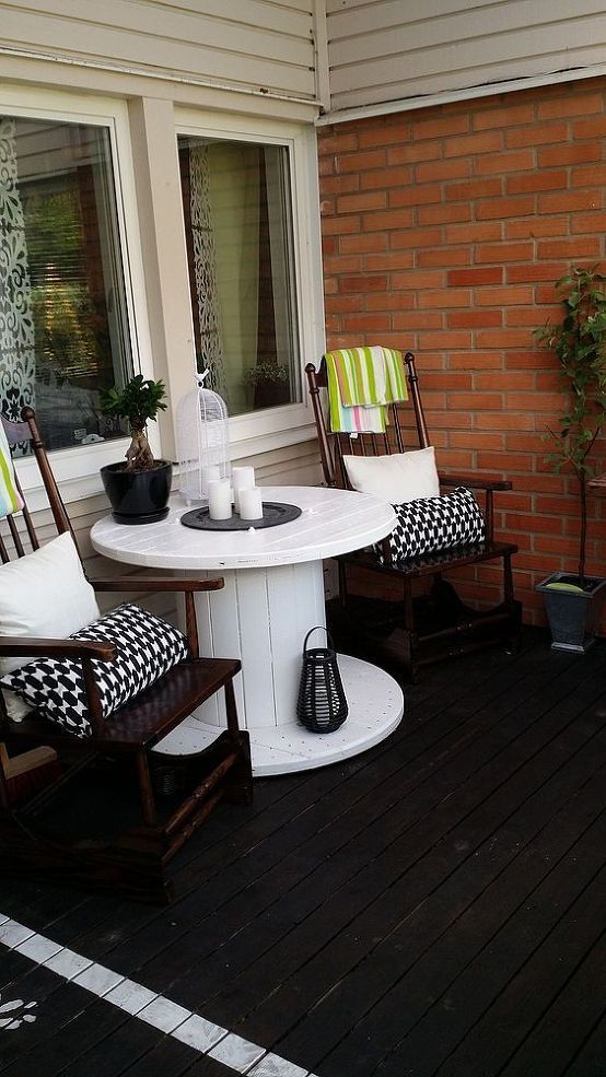 Muebles hechos con bobinas de madera reciclada para decorar el hogar