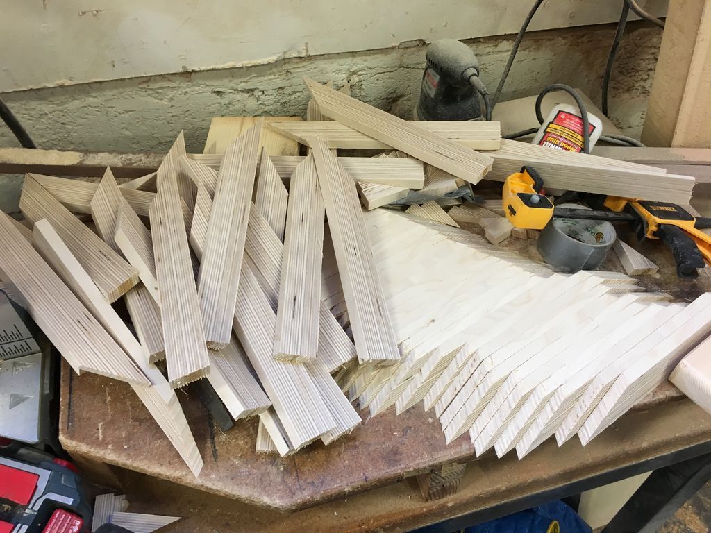 Icosaedro de Madera Contrachapada con Luces y los Otros 4 Sólidos Platónicos