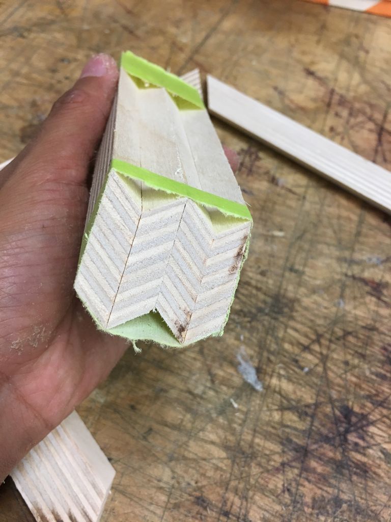 Icosaedro de Madera Contrachapada con Luces y los Otros 4 Sólidos Platónicos