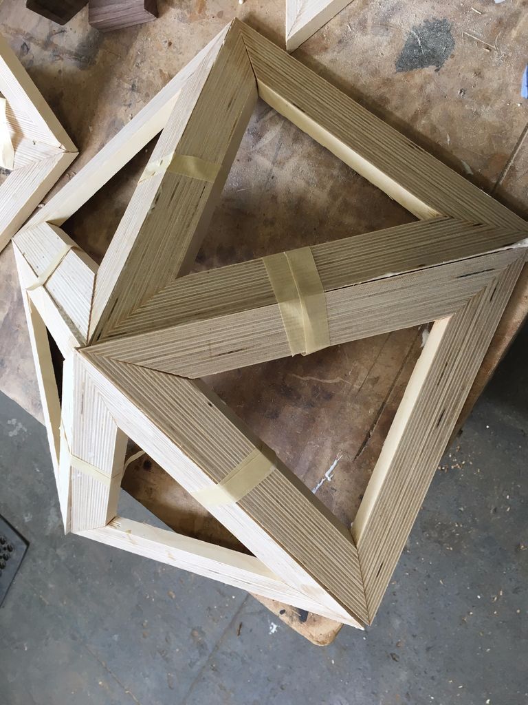 Icosaedro de Madera Contrachapada con Luces y los Otros 4 Sólidos Platónicos