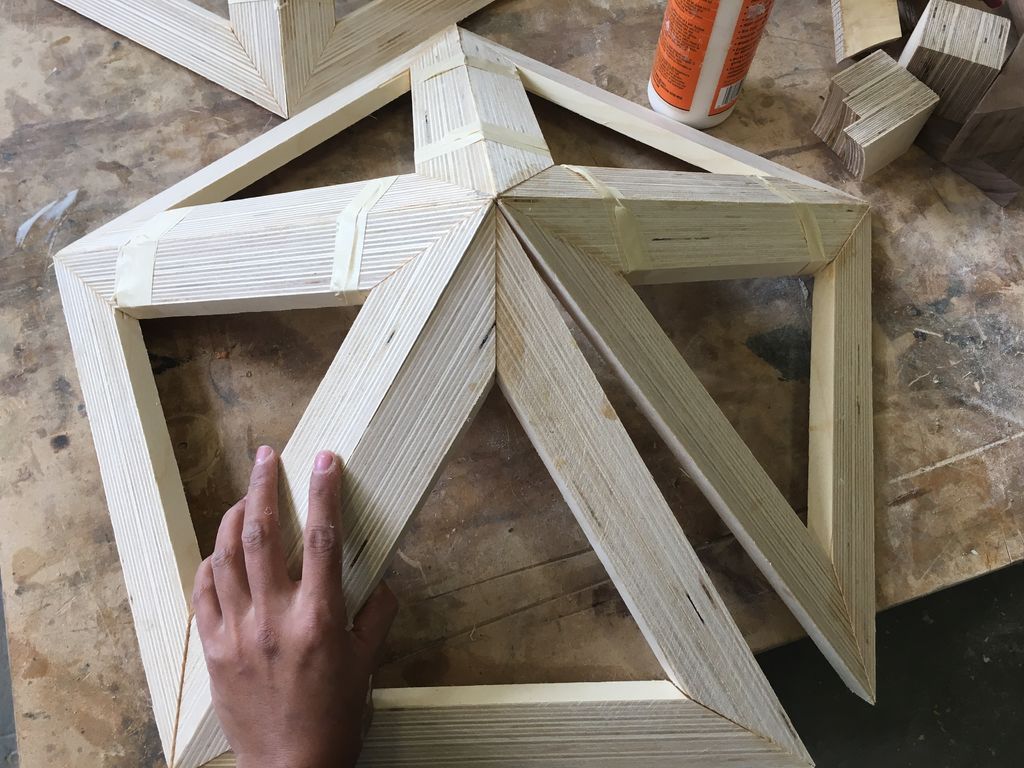 Icosaedro de Madera Contrachapada con Luces y los Otros 4 Sólidos Platónicos