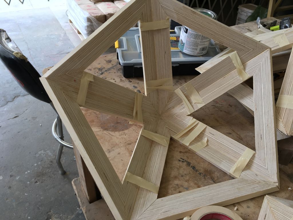 Icosaedro de Madera Contrachapada con Luces y los Otros 4 Sólidos Platónicos
