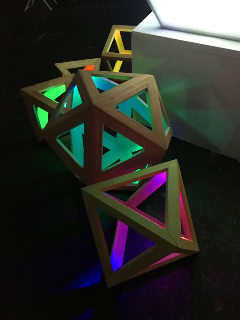 Icosaedro de Madera Contrachapada con Luces y los Otros 4 Sólidos Platónicos