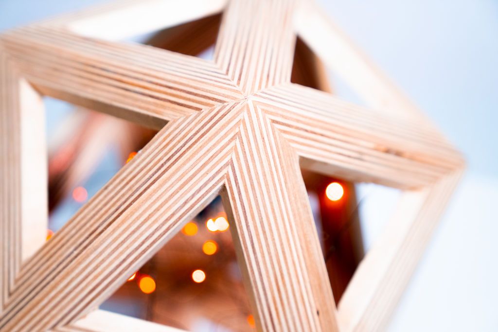 Icosaedro de Madera Contrachapada con Luces y los Otros 4 Sólidos Platónicos
