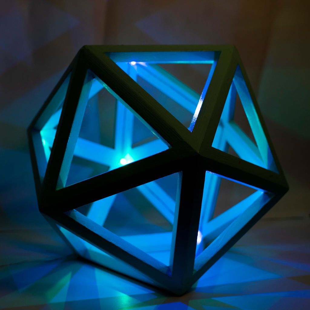 Icosaedro de Madera Contrachapada con Luces y los Otros 4 Sólidos Platónicos