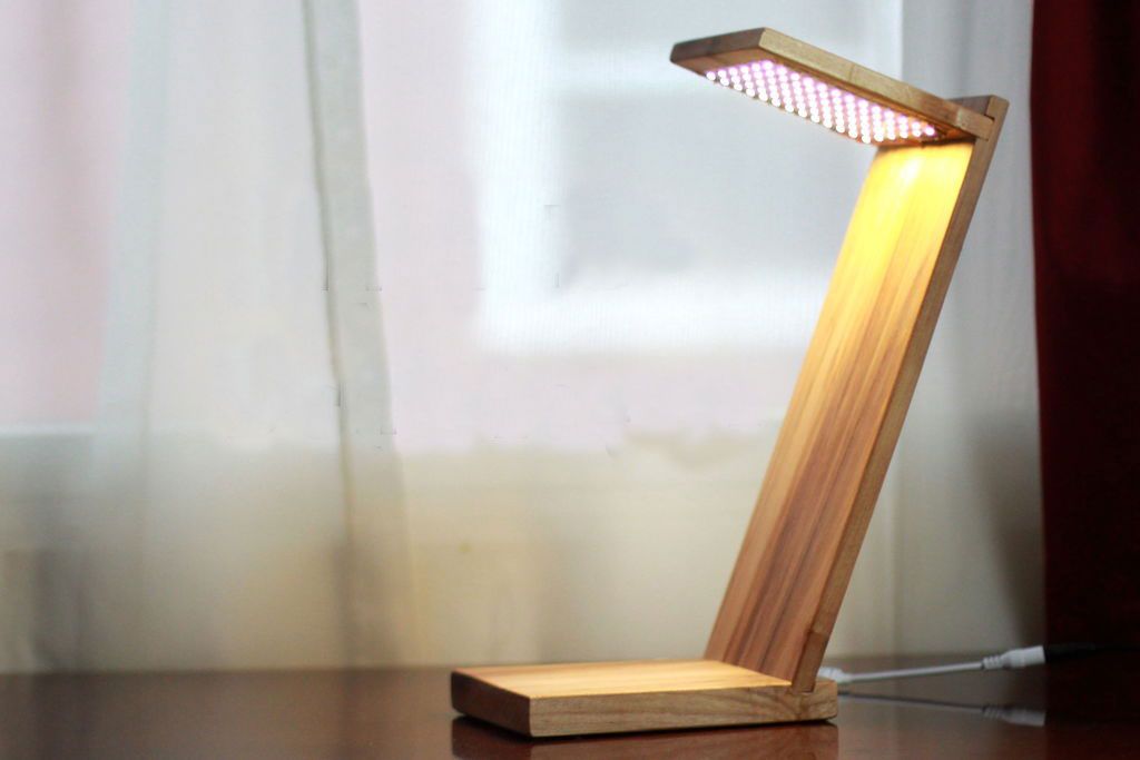 Lámpara de Escritorio Hecho de Madera de Arce y de Luces LED