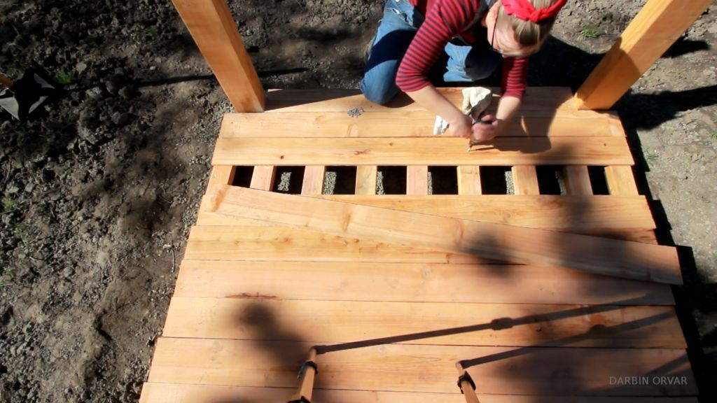 Construyendo una Bella Glorieta en el Patio Trasero