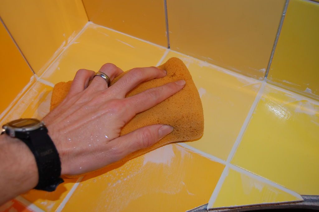 Cómo Pintar e Instalar Baldosas en el Baño