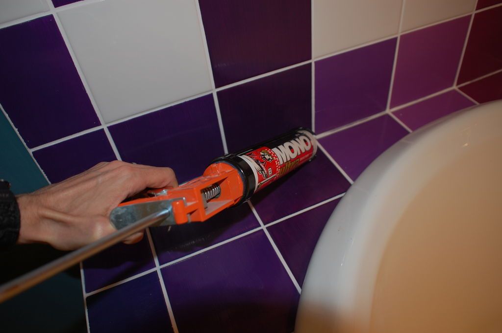 Cómo Pintar e Instalar Baldosas en el Baño