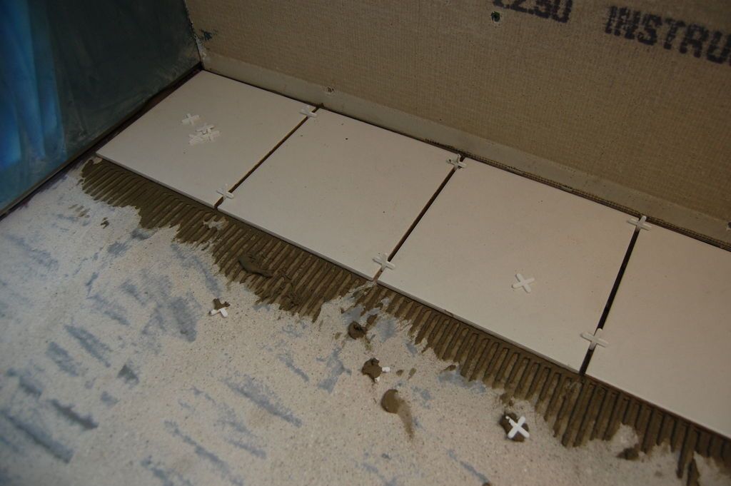 Cómo Pintar e Instalar Baldosas en el Baño